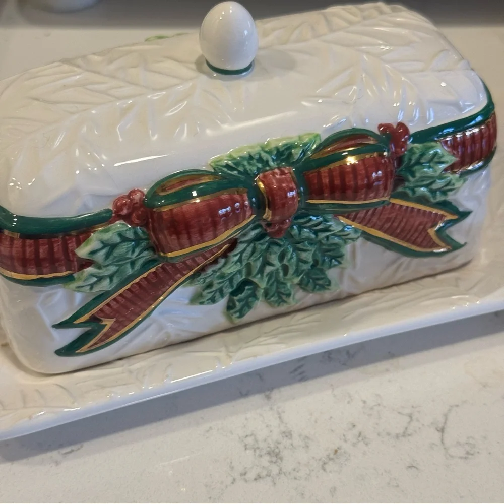 Deck the Holly by INSPIRADO DESIGNS 1/4 Lb Covered Butter Dish